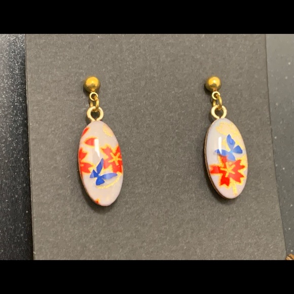 Handmade Japanese Washi stud drop earrings with 3D butterfly in resin - Picture 3 of 3